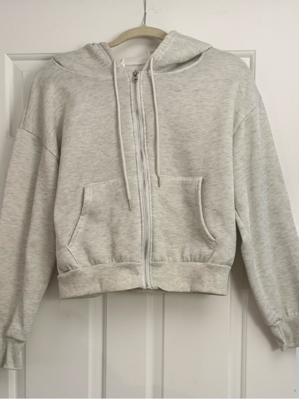 🌸 4/$20 Sale Light Grey Cropped Zip-Up Hoodie – Size Medium